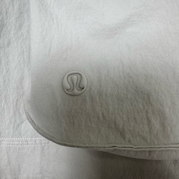 Lululemon Relaxed-Fit Super-High-Rise Cargo Short 4"  in Bone Size 4 - Picture 8 of 16